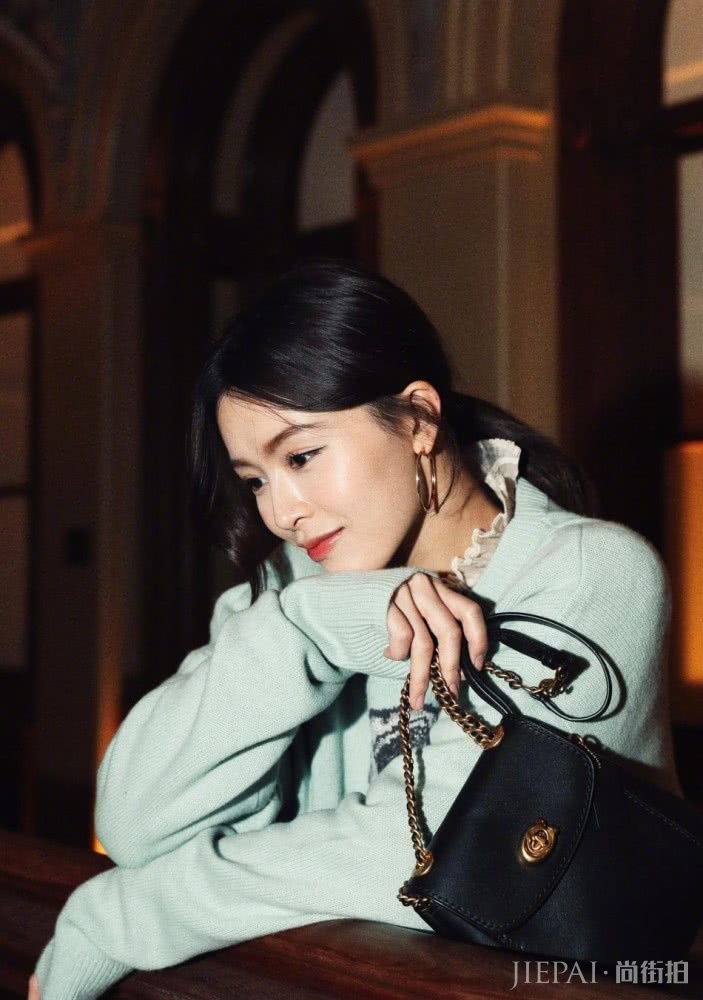 文咏珊绿色毛衣搭配荷叶边连衣裙嫩成少女