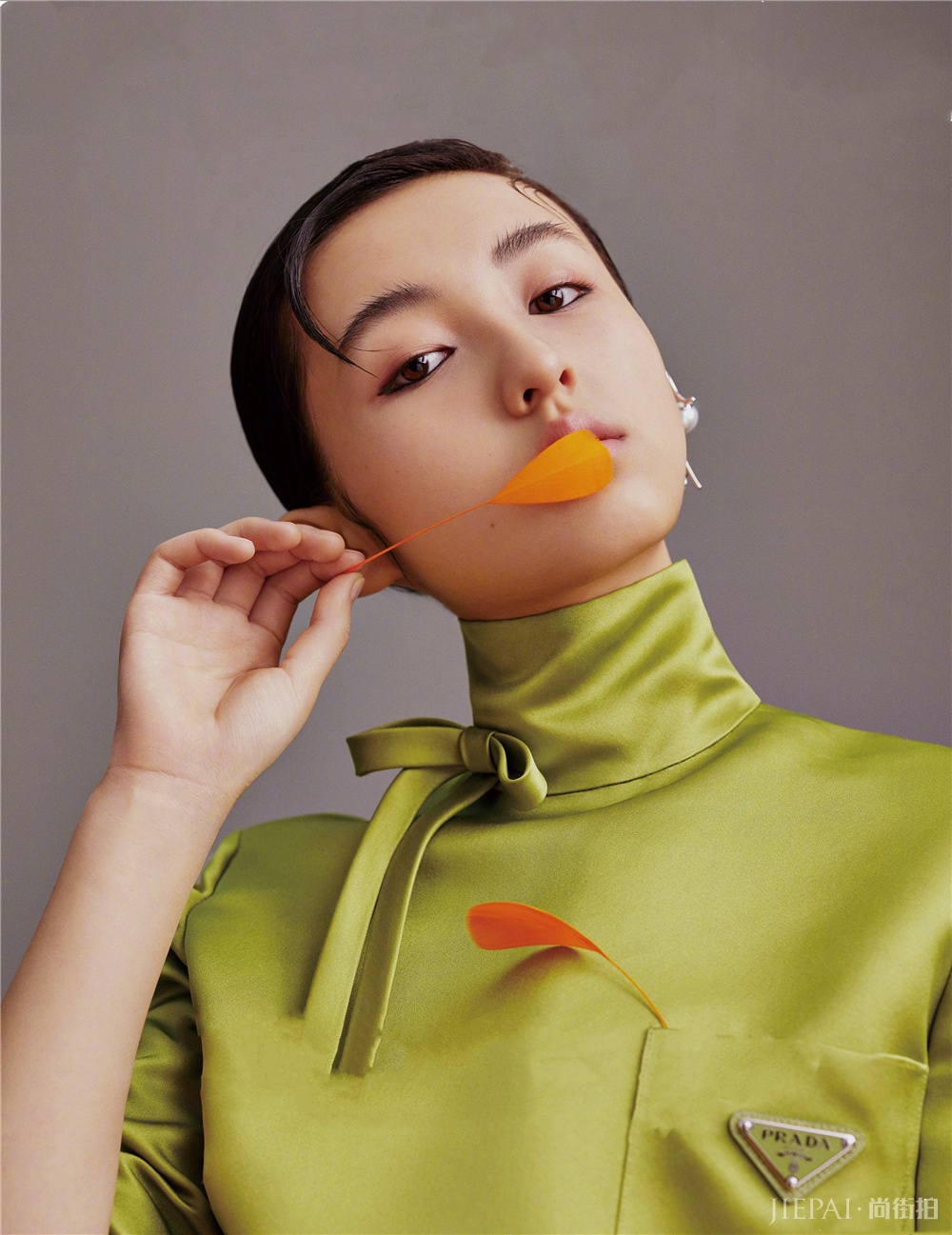 张子枫走混搭风格突破，逗号刘海好时髦