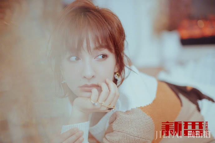 吴昕穿毛衣配夹子发饰，少女感十足