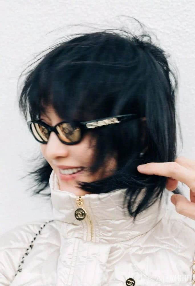 周迅一身香奈儿好品味，印花裙搭高跟把服装搭配玩得团团转