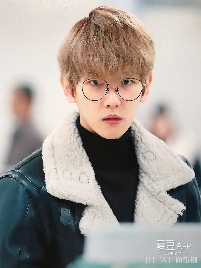 伯贤能完美驾驭任何发色，撩人而不自知！