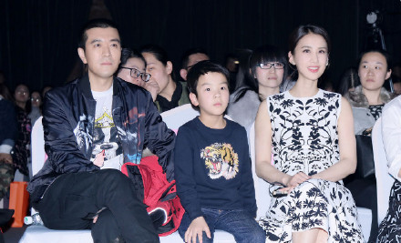 黄圣依身穿粉色大衣搭配白色卫衣,超减龄!