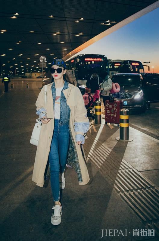 戚薇穿拼接款风衣够时髦了,还要叠穿牛仔衣凹造型!