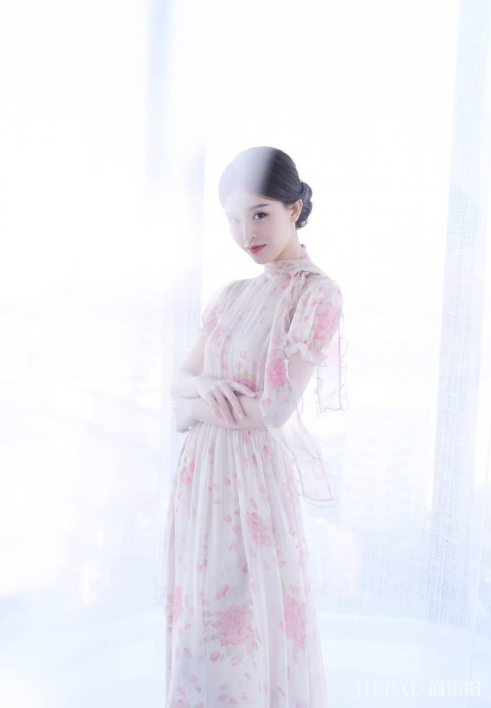 文咏珊绿色毛衣搭配荷叶边连衣裙嫩成少女