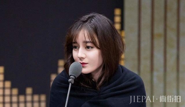 迪丽热巴数度拿冠,好身材和时尚穿搭加分满满