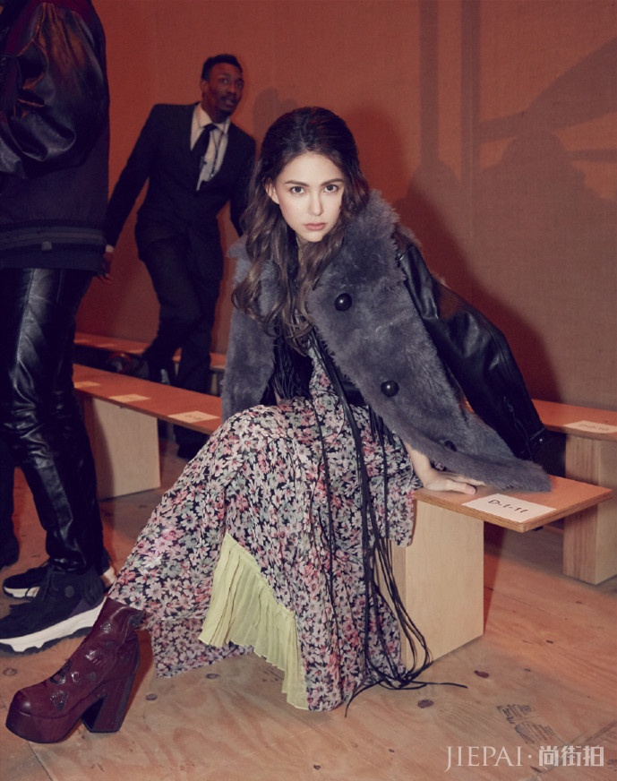 昆凌穿印花长裙纽约看秀,鞋子看起来跟她一个体重