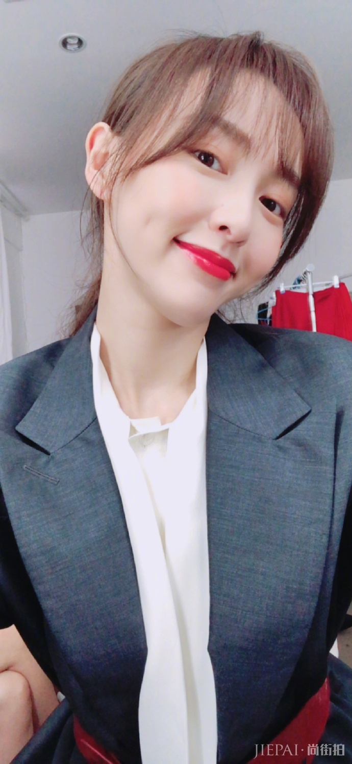 唐嫣薄纱亮片裙已经够夺目了,还上演美颜暴击