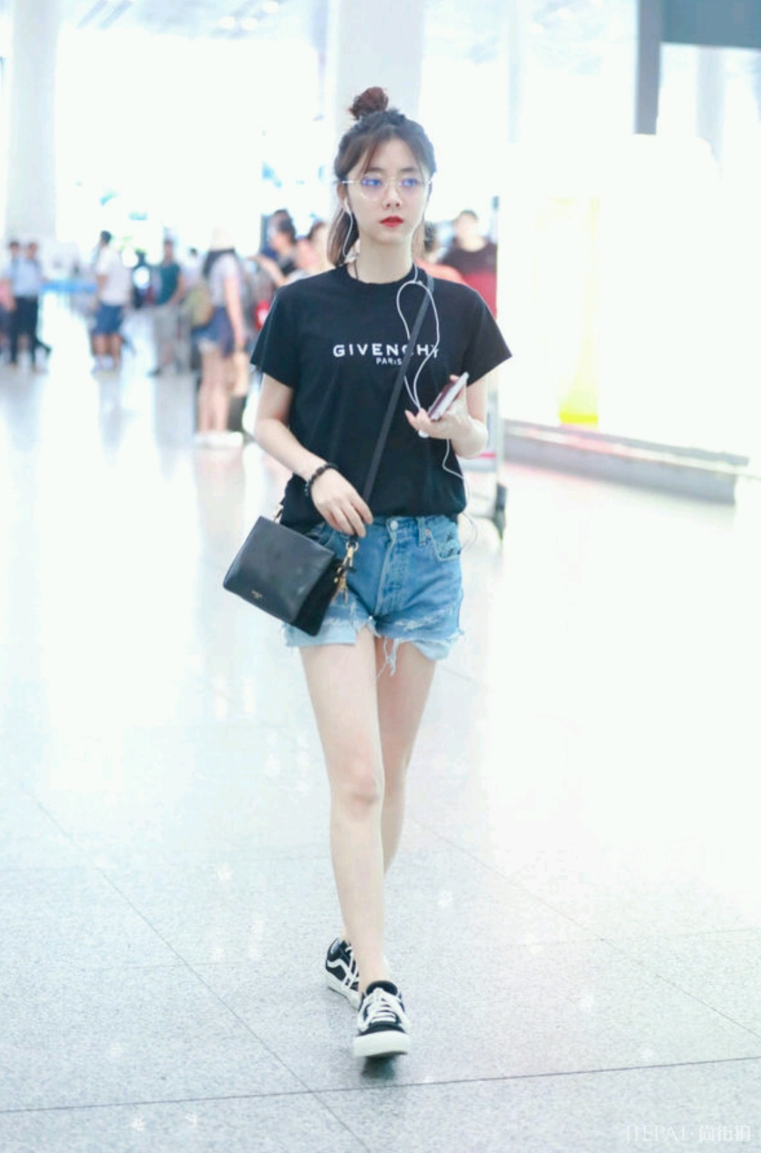 谭松韵连帽卫衣,搭配羽绒服气质出众