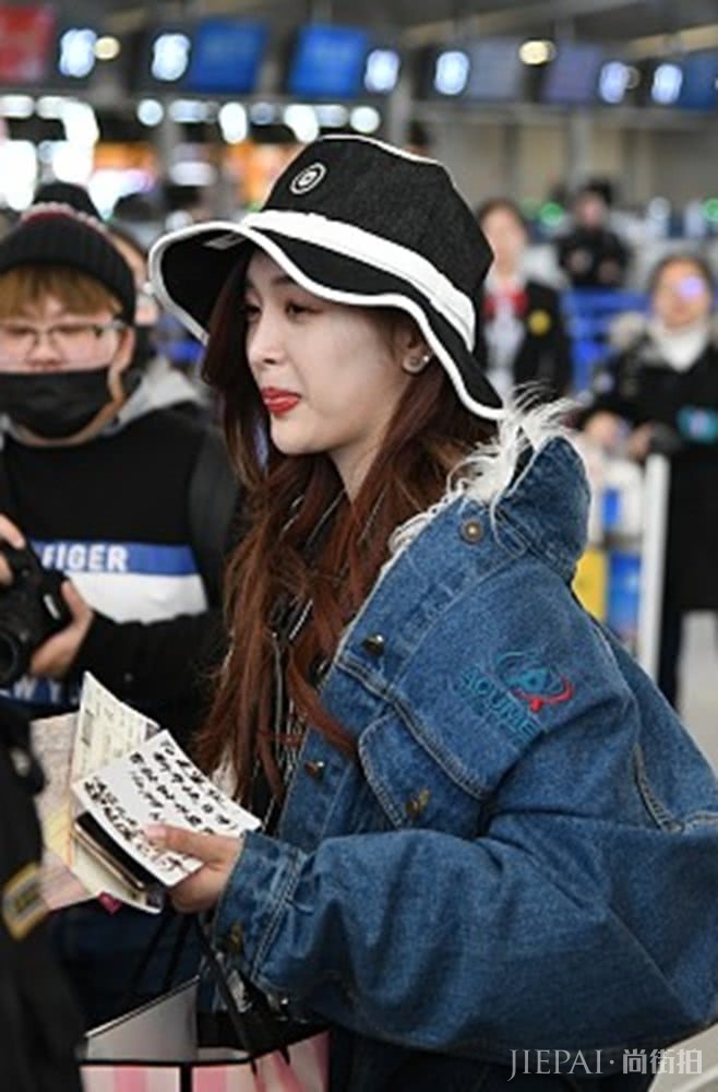 “牛仔女郎”吴宣仪光脚穿凉鞋却让人心疼