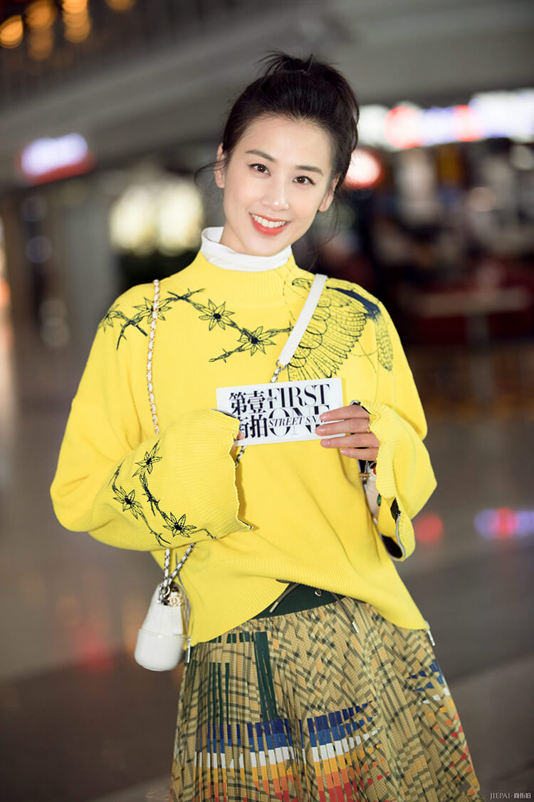黄圣依黄色毛衣配格纹半裙，最少减龄10岁！