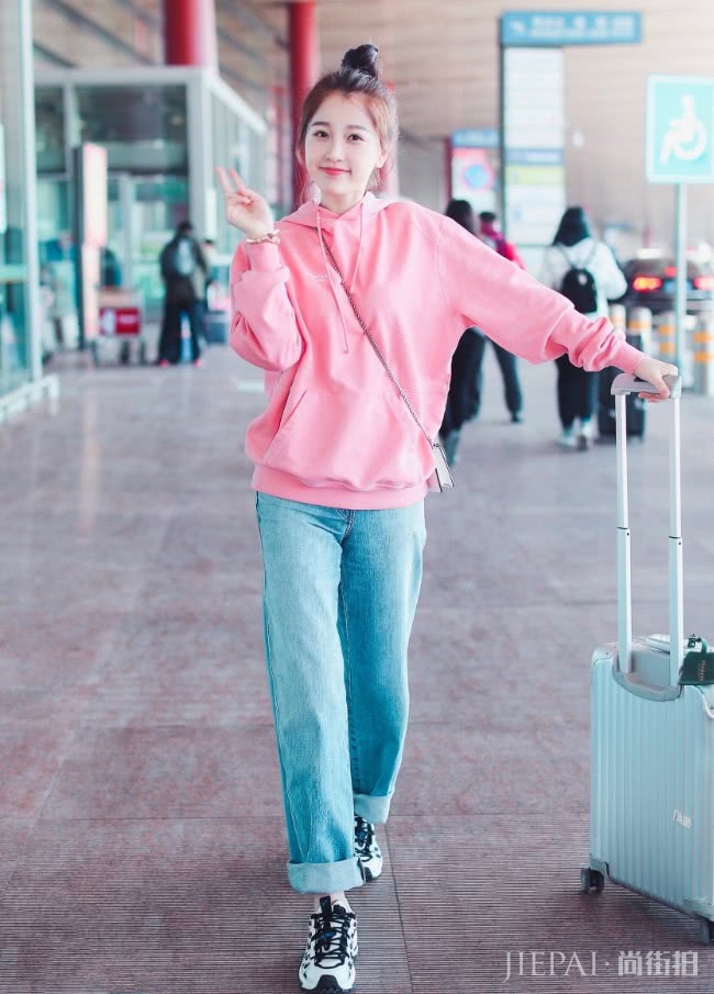 虞书欣扎丸子头搭配粉色卫衣，00后都不敢这样穿！