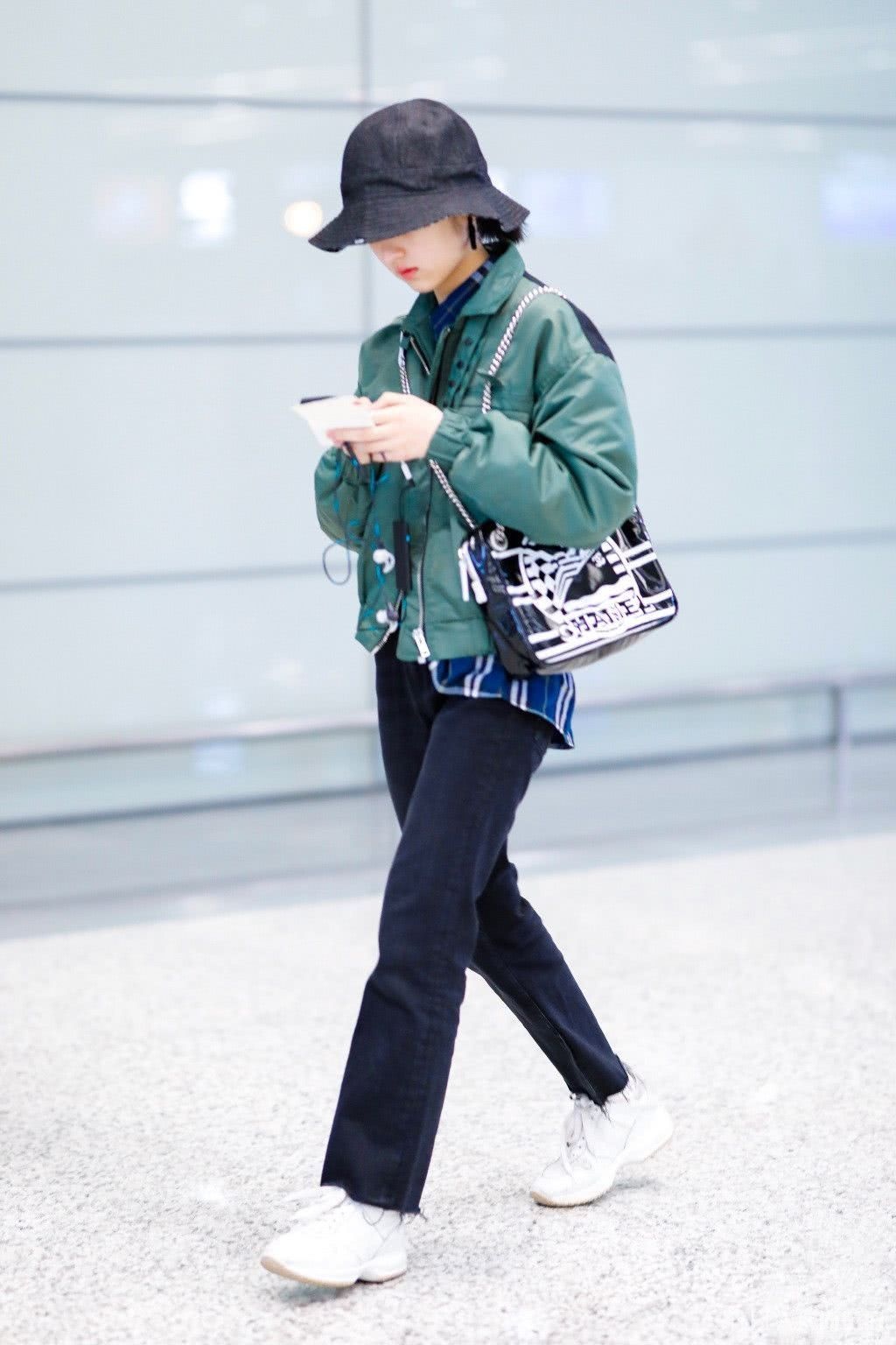 张子枫穿军绿色外套配黑色长裤现身 头戴渔夫帽行走间俏皮活泼