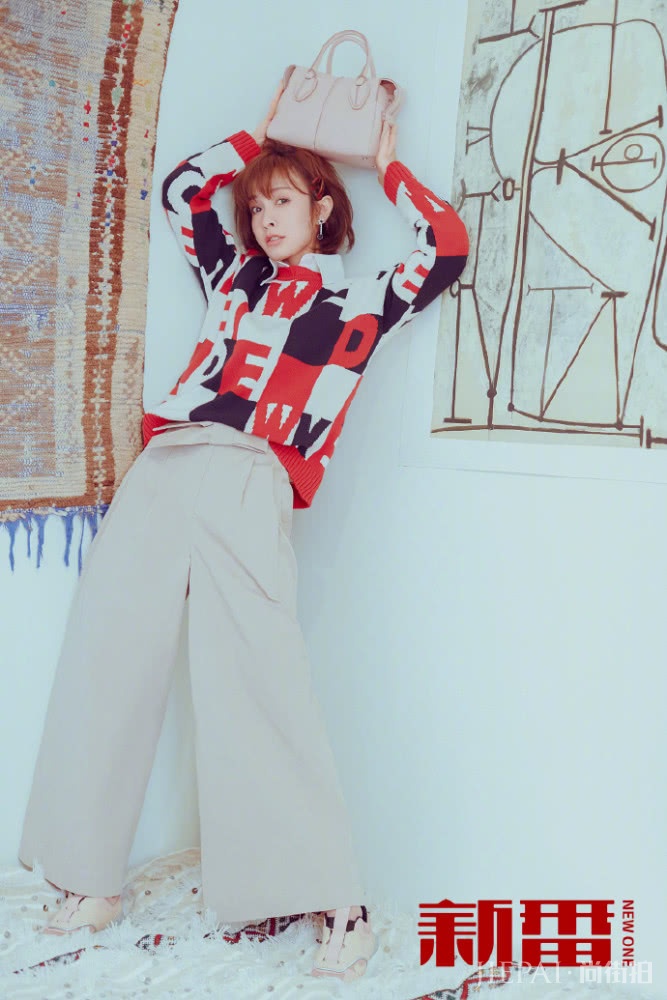 吴昕穿毛衣配夹子发饰，少女感十足