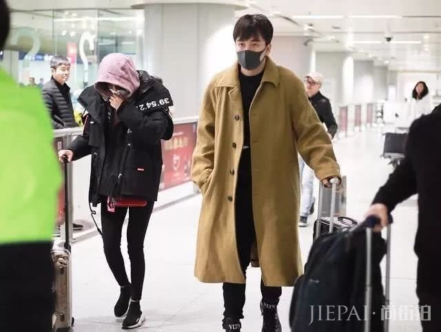 辛芷蕾出发时装周太飒