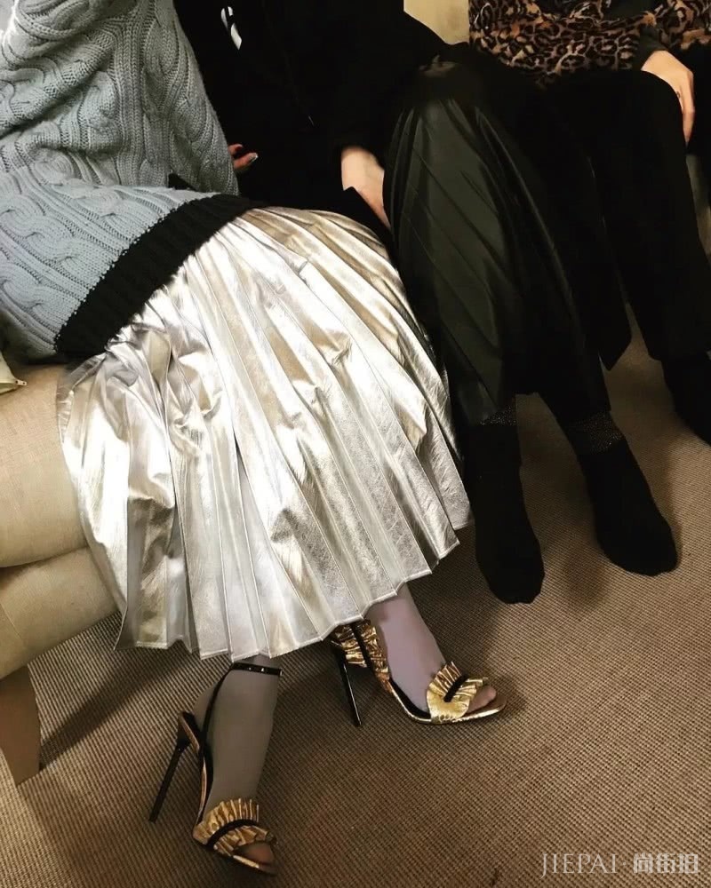 同色系裙子很吸引人！搭配老爹鞋强强联手，怎么穿衣打扮都好看！