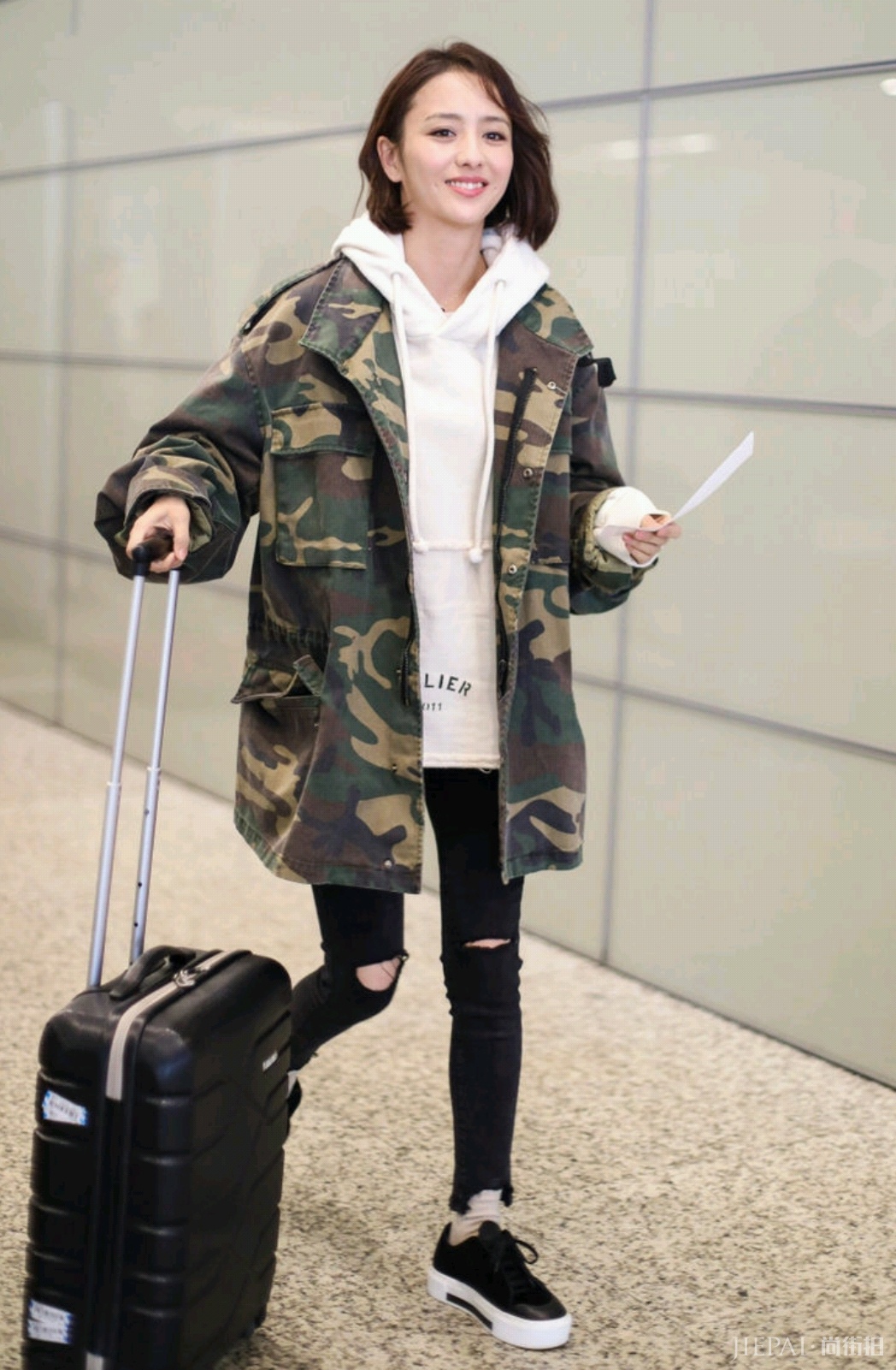 佟丽娅穿无领大衣配牛仔裤让人眼前一亮