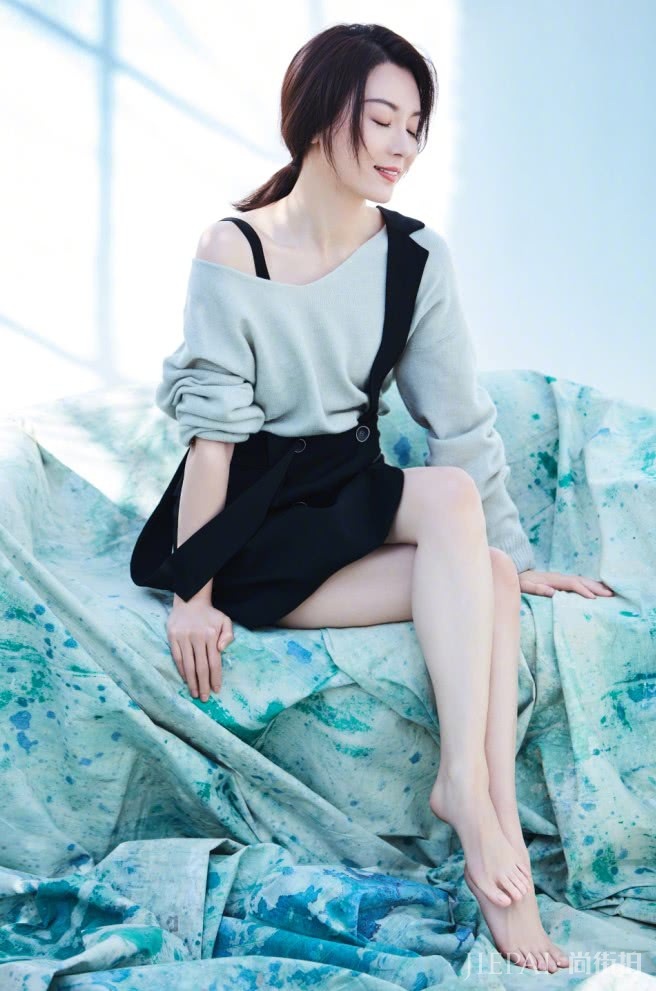 陈数透视衫+牛仔裤,轻松减龄可不止10岁