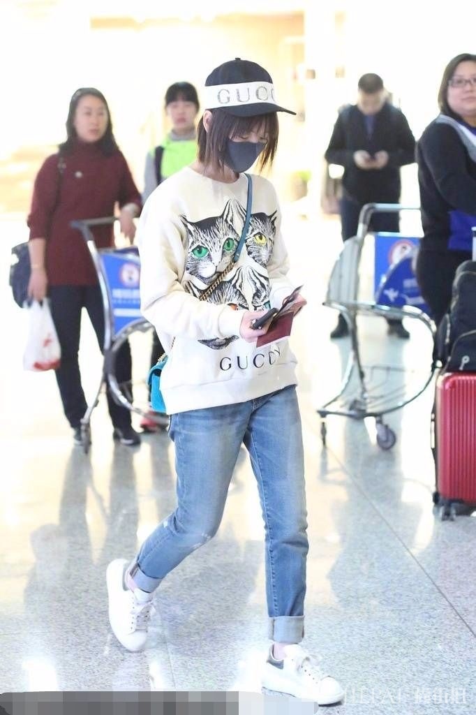 毛晓彤泰迪熊大衣穿成柯基腿！