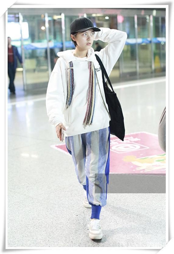 赵今麦中性穿搭难掩姣好容颜，短发造型气质佳