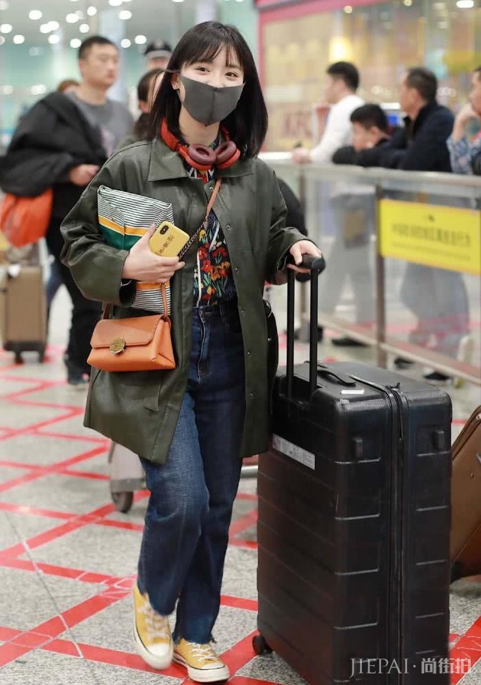 沈月机场街拍 穿绿色皮衣配宽松牛仔裤时尚又前卫