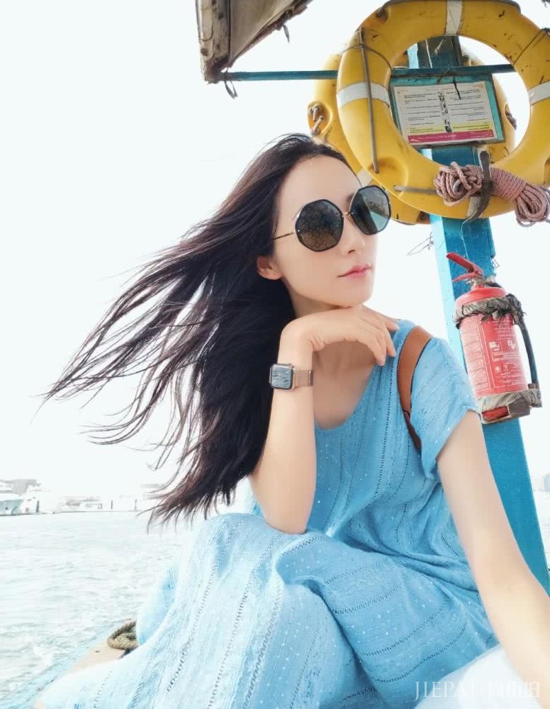 韩雪身穿蓝色宽松连衣裙，戴墨镜美的太有气质了！