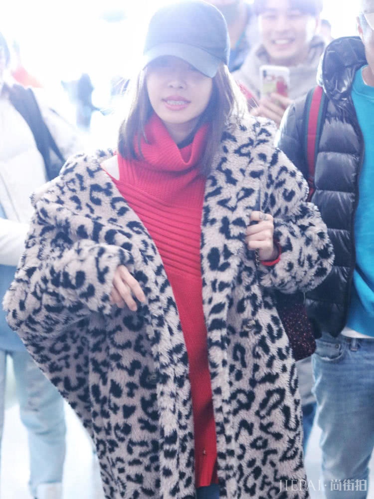 蔡依林嫌豹纹大衣不够个性,还要小露香肩