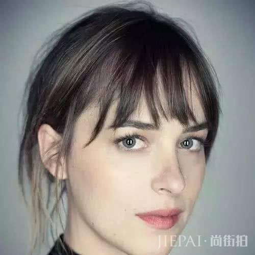大脸女孩剪什么发型呢？用一款刘海来让你的脸显小吧