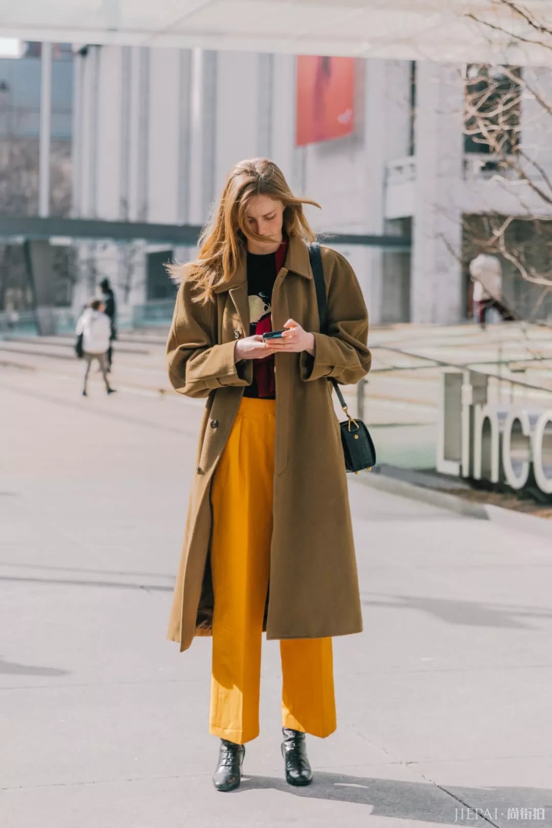 小个子穿风衣+阔腿裤,也能秒变高瘦美