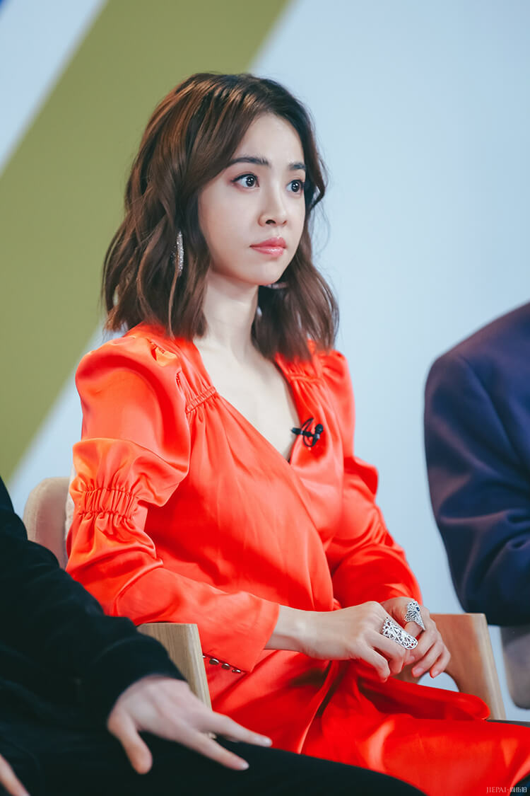 蔡依林穿真丝缎面连衣裙,少女感满满!