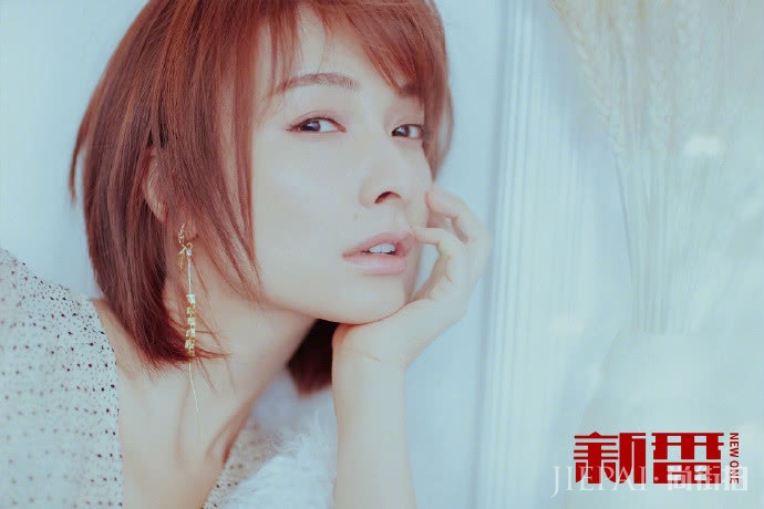 吴昕穿毛衣配夹子发饰，少女感十足