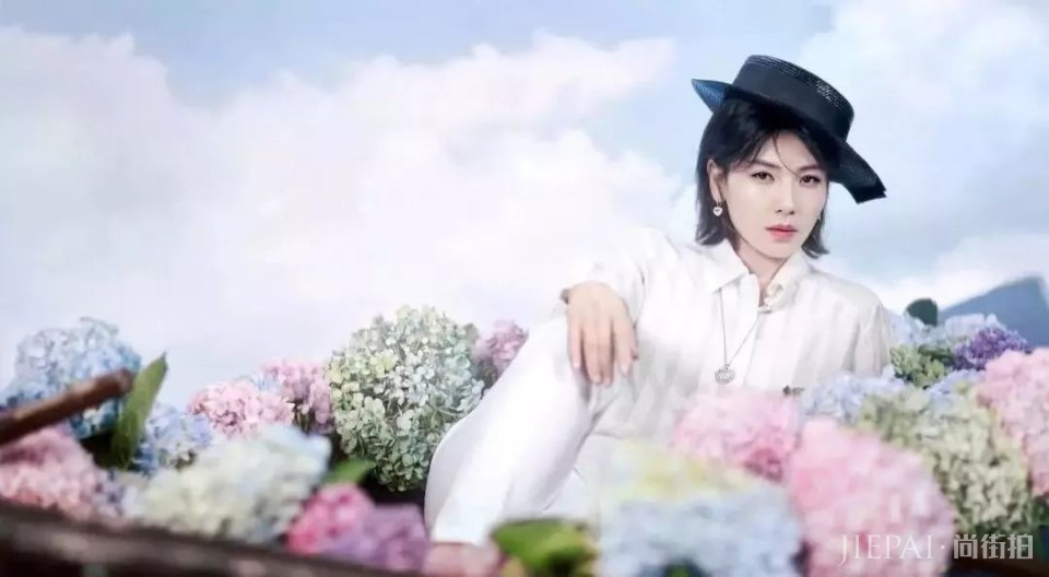 刘涛大片水绿色长裙好优雅，西装+纱裙的白色穿搭仙气极了！