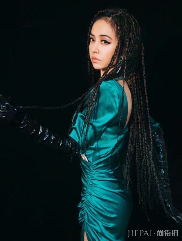 蔡依林扎及腰脏辫,穿高开叉裙目测一米八!