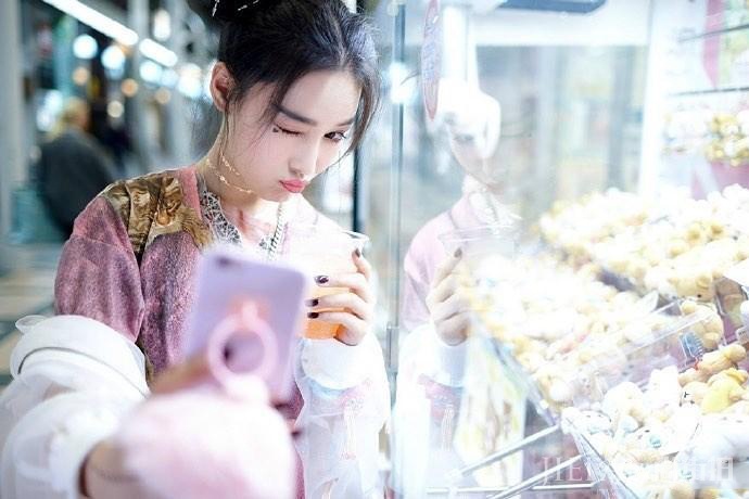 张馨予紫色T恤+百褶裙很少女，这次街拍有点皮！