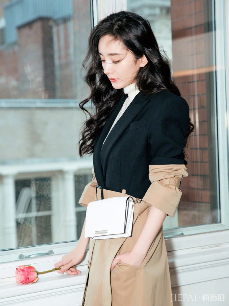 杨幂穿衣风格撞上关晓彤,同穿拼接大衣,你更喜欢谁的搭配呢?