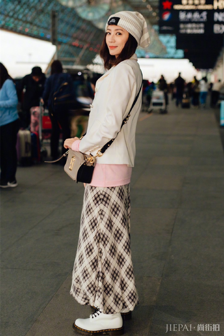 贾静雯穿格纹裙甜美清新，头戴针织帽嫩回20岁