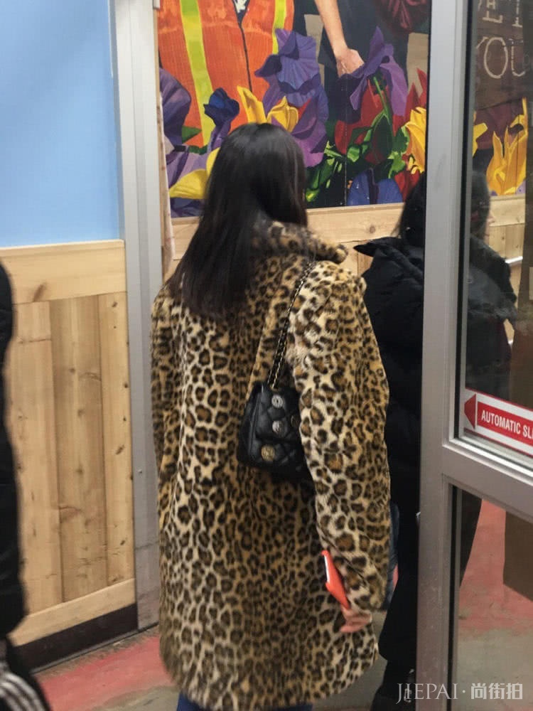 蔡依林嫌豹纹大衣不够个性,还要小露香肩