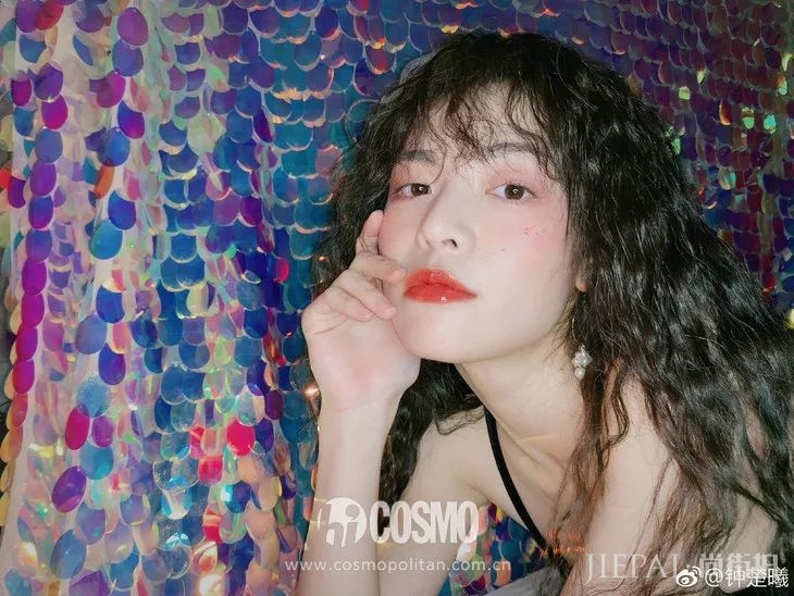 钟楚曦自拍跟泫雅撞脸80%,你会认错!