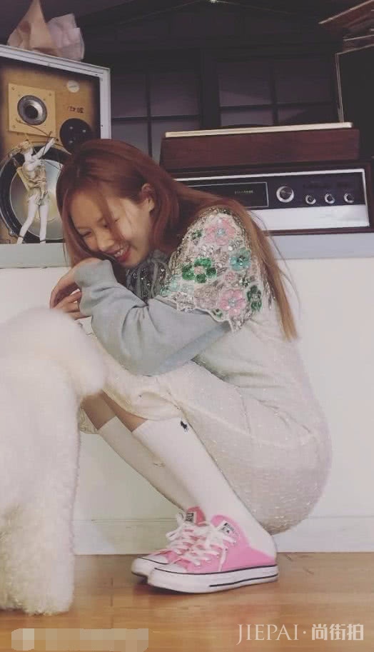 泫雅在礼服裙里面穿卫衣，穿胖40斤不止