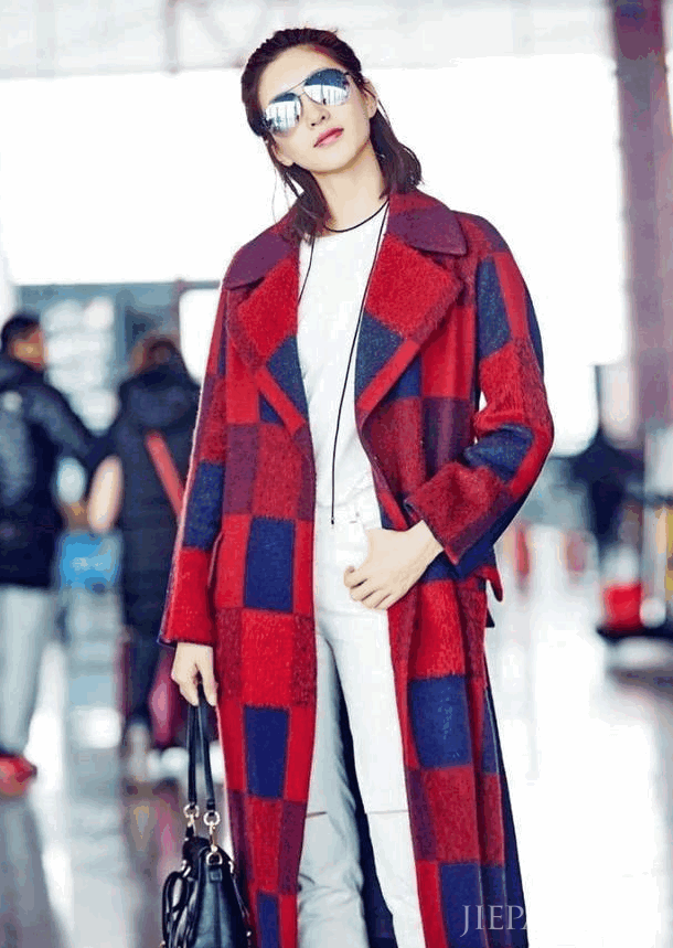 学会6款“红色”搭配，显白又减龄！