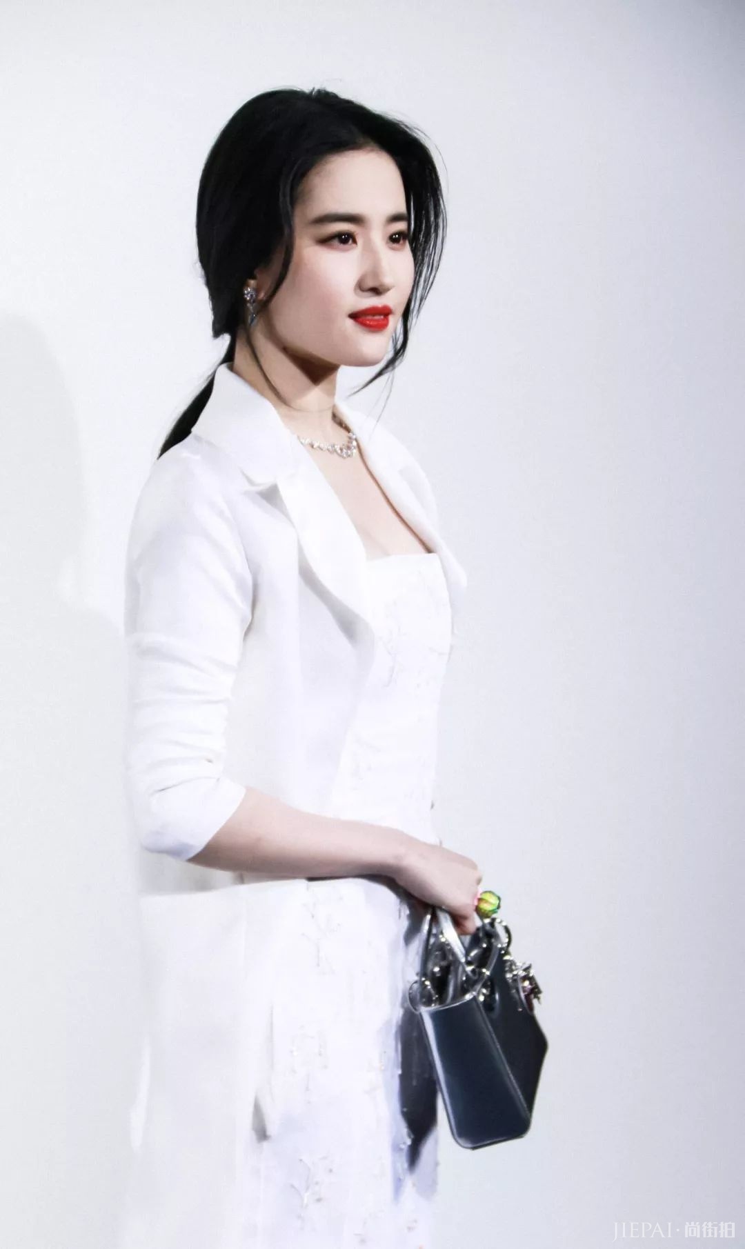 刘亦菲一身大牌现身机场，素颜真的是有颜任性