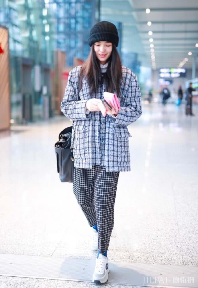 林允外套配格纹9分裤,少女感一下就提升了