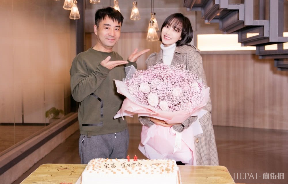 宋茜1万5的针织衫配条纹长裤,舒适清新