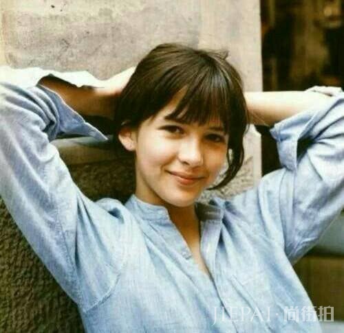 大脸女孩剪什么发型呢？用一款刘海来让你的脸显小吧