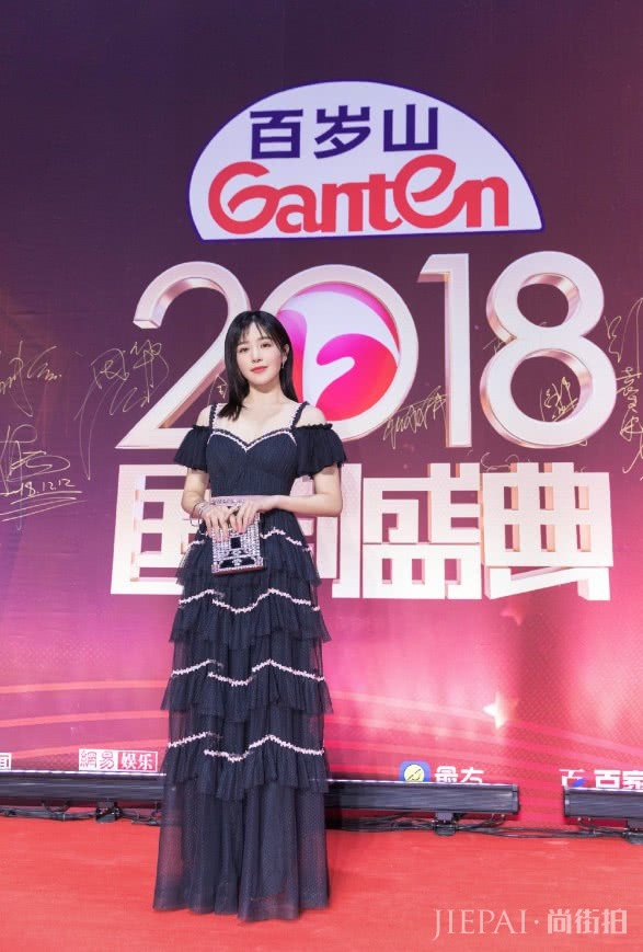 阚清子腰包配上短靴增高10cm，惊艳！