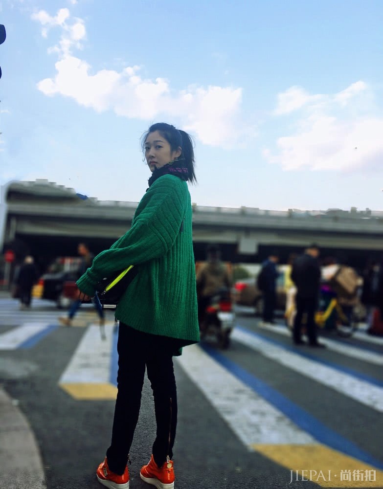 王双的私服穿搭居然这么好看,绿色毛衣时尚又清新