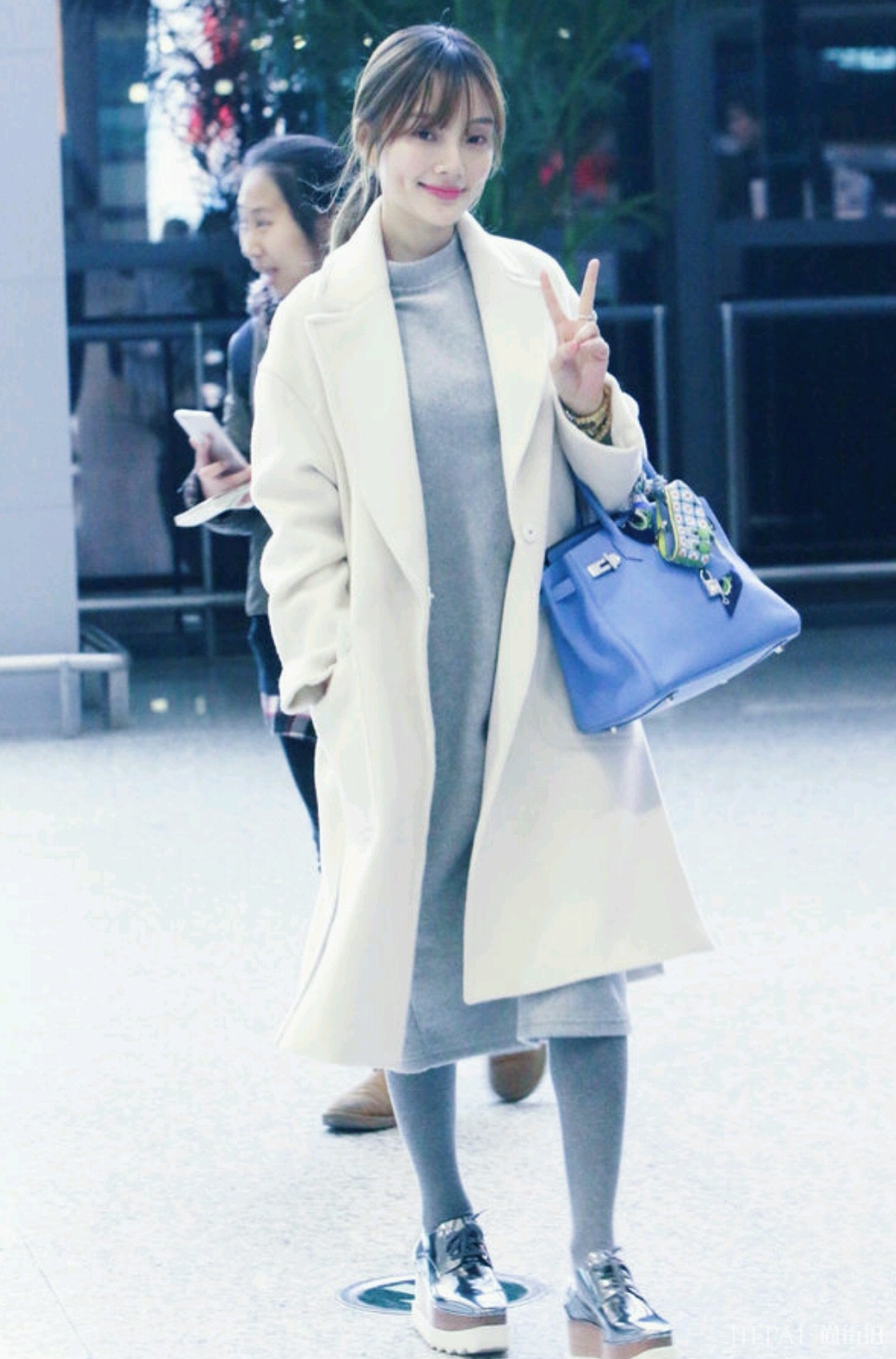 李小璐衬衣配半身裙演绎文艺范,太好看