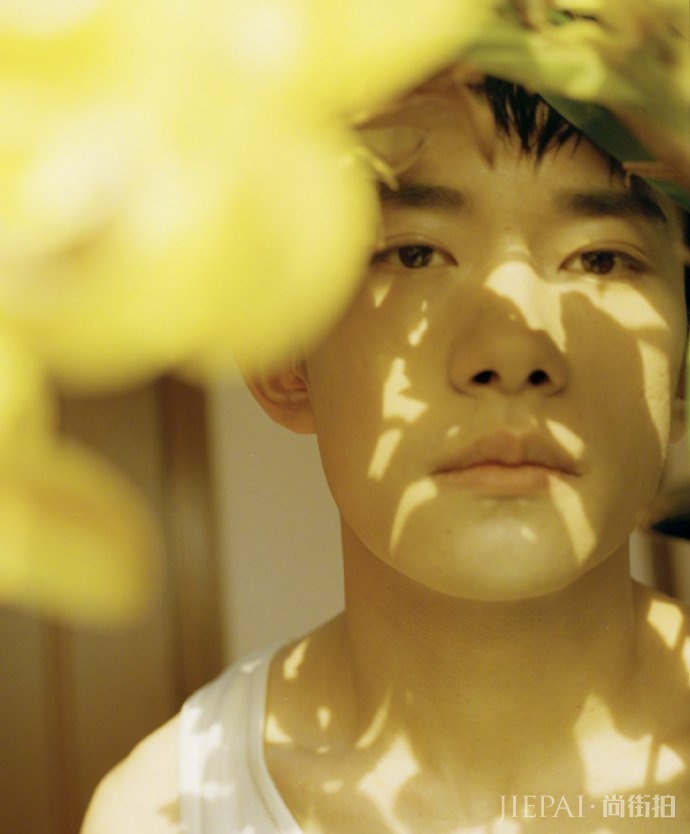 易烊千玺纯素颜写真够拼,居然连痘坑都看得见!