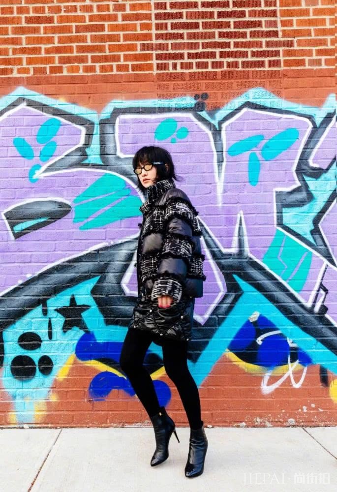 周迅一身香奈儿好品味，印花裙搭高跟把服装搭配玩得团团转