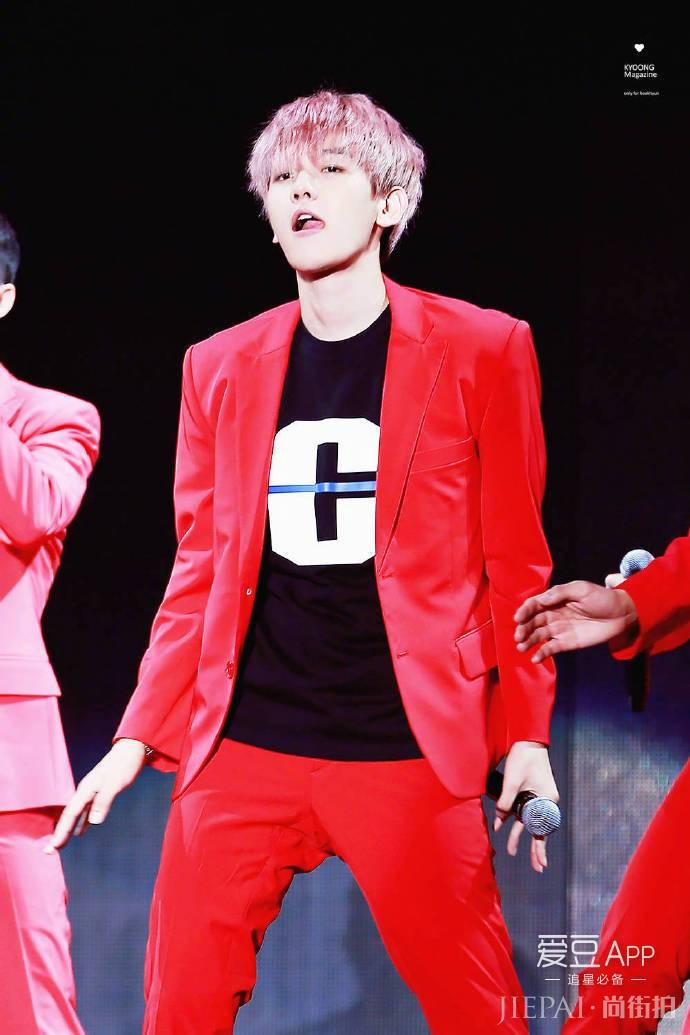 伯贤能完美驾驭任何发色，撩人而不自知！