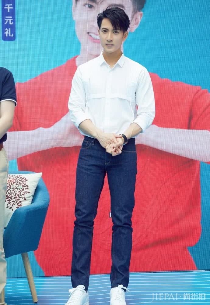 吴尊染黄发，穿蓝色卫衣，年轻得像18岁少年